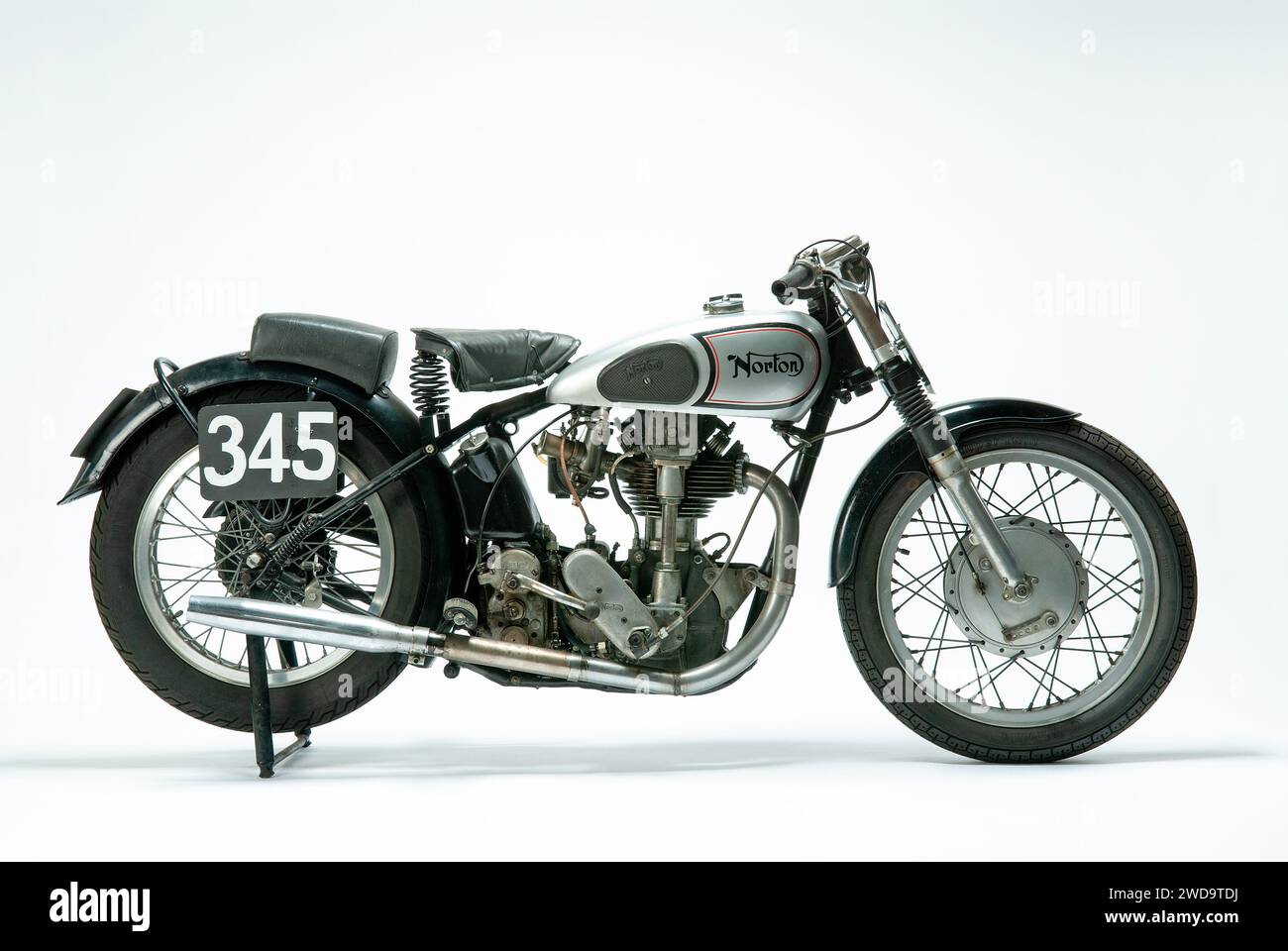 1948 Norton 348 ccm „Cammy Special“ klassisches Rennmotorrad. Studio-Bild auf weißem Hintergrund. Stockfoto