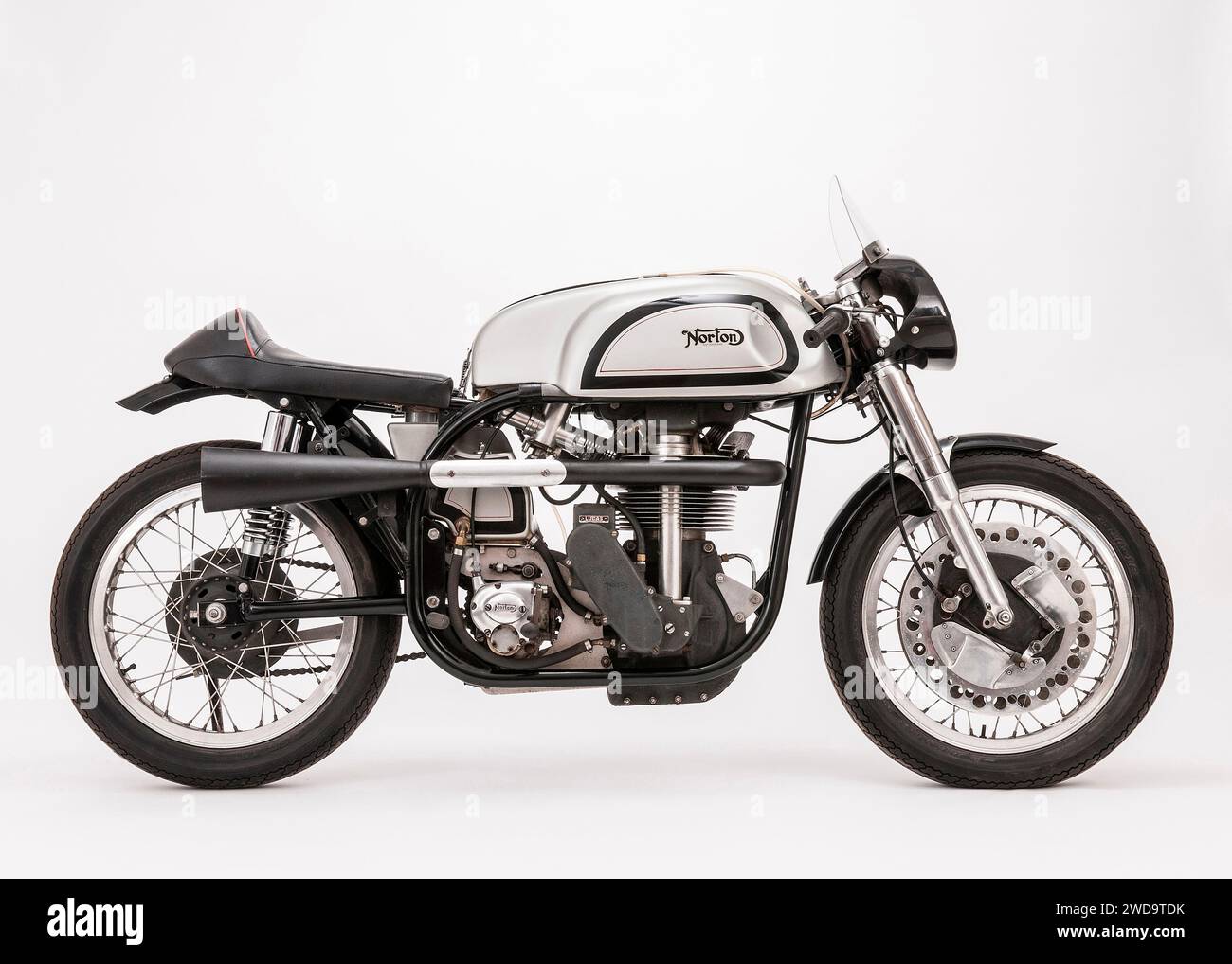 1960 Norton 498 ccm Manx Model 30 klassisches Rennmotorrad. Studio-Bild auf weißem Hintergrund. Stockfoto