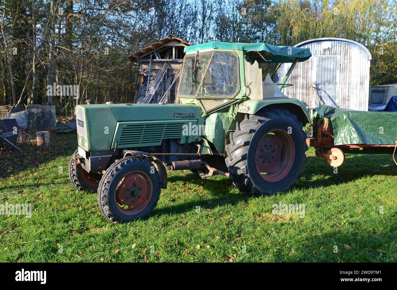 06.11.2022 Fendt Landwirt 4S Turbomatik Deutschland/ Sachsen Anhalt/ Altmark/ Altmarkkreis Salzwedel/ Ökodorf 7 Linden/ ugas Obstbaumschule/ Traktor/ Kleintraktor/ Fendt Landwirt 4S Turbomatik/ Landwirtschaft/ Gärtnerei/ ***Nutzung nur redaktionell*** *** 06 11 2022 Fendt Landwirt 4S Turbomatik Deutschland Sachsen Anhalt Altmark Altmarkkreis Salzwedel Ökodorf 7 Linden ugas Obstbaumschule Traktor Kleintraktor Fendt Farmer 4S Turbomatik Landwirtschaft Gärtnerei nur zu redaktionellen Zwecken verwenden Stockfoto