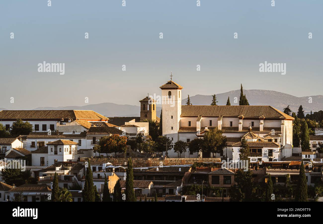 Blick auf das ehemalige maurische Wohnviertel Albaicin mit dem Mirador de San Nicolas und der Kirche San Nicolas in Granada, Andalusien, Spanien Stockfoto