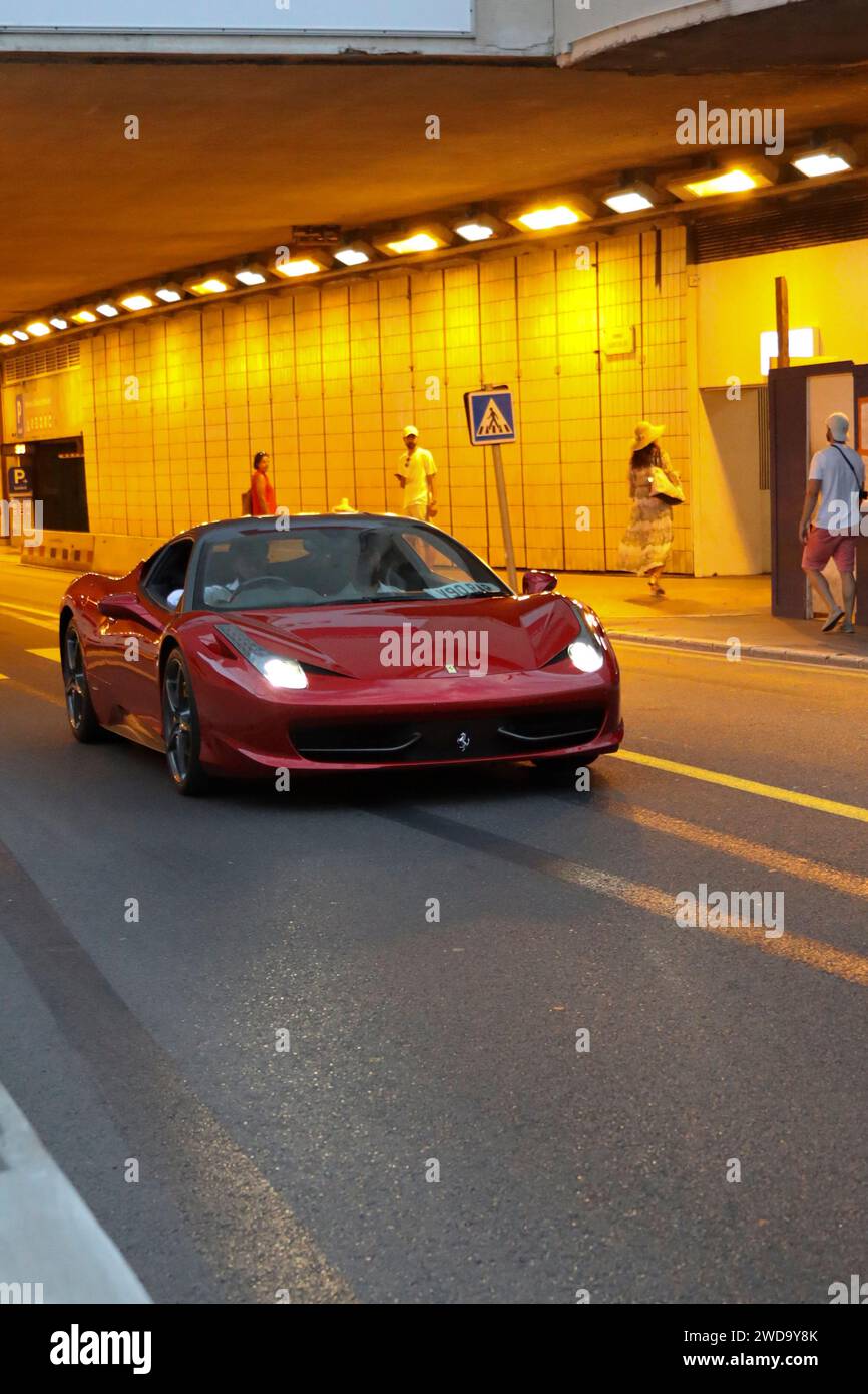 Ferrari 458 Spider fährt entlang des Tunnels, der beim Formel-1-Grand-Prix in Monte Carlo, Monaco, eingesetzt wurde Stockfoto