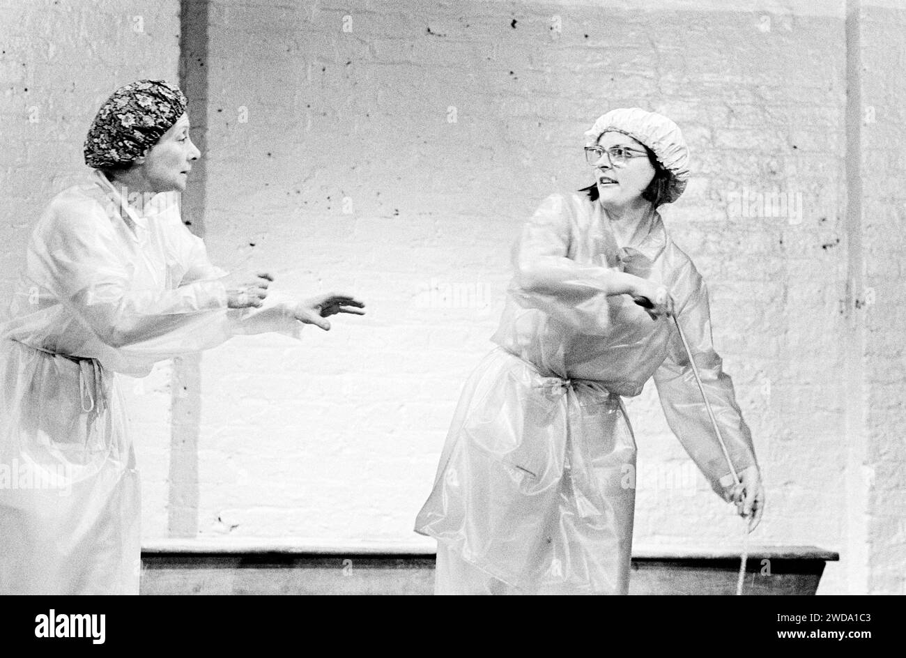 l-r: Maria Charles (Mrs Meadows), Brenda Blethyn (Dawn) in DÄMPFEN von Nell Dunn im Theatre Royal, Stratford East, London E15 06/07/1981 Design: Jenny Tiramani Beleuchtung: Mick Hughes Regie: Roger Smith Stockfoto