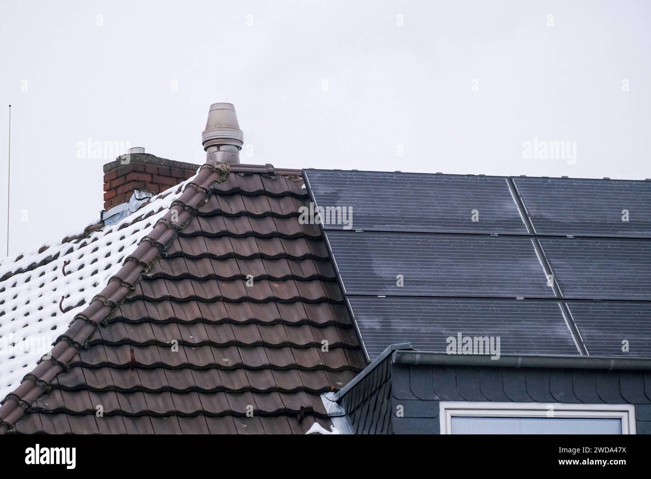 REKORDDATUM NICHT ANGEGEBEN Düsseldorf 19.01.2023 Solardach Solarpaneele Solarmodul Hausdach Stromerzeugung Stromgewinnung Solarstrom Sonnenenergie Photovoltaikanlage Energiehaushalt Niedrigenergiehaus Photovoltaik KfW-Kredit Dachgeschosswohnung Stromverbrauch Stromrechnung Strompreis Strompreisbremse Schornstein Wohnen Wohnungen Immobilien Miete Mietpreise Altbau Renovierung Mietshaus Wohnungsbau Ballungsgebiet bezahlbarer Wohnraum Wohnungssuche Mietspiegel CO2-Preis CO2 Bundes-Klimaschutzgesetz Heizen Heizung Klimapaket Mieter Vermieter Mietpreis-Bremse Mietpreisbremse Wohnungsnot Klimasteuer E Stockfoto