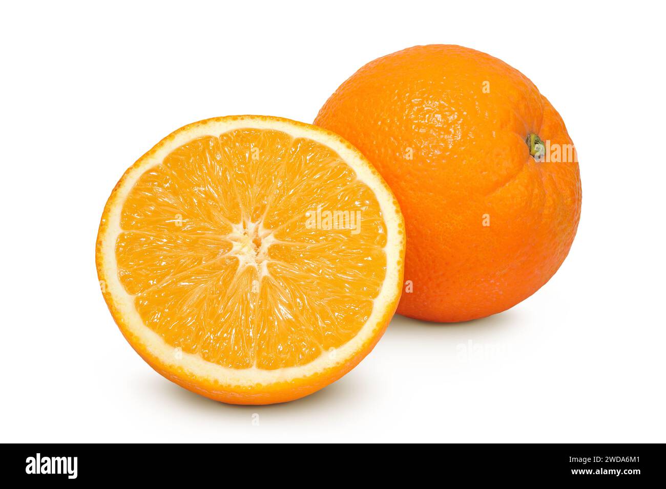Orangenfrucht mit halb isoliert auf weißem Hintergrund mit voller Schärfentiefe Stockfoto
