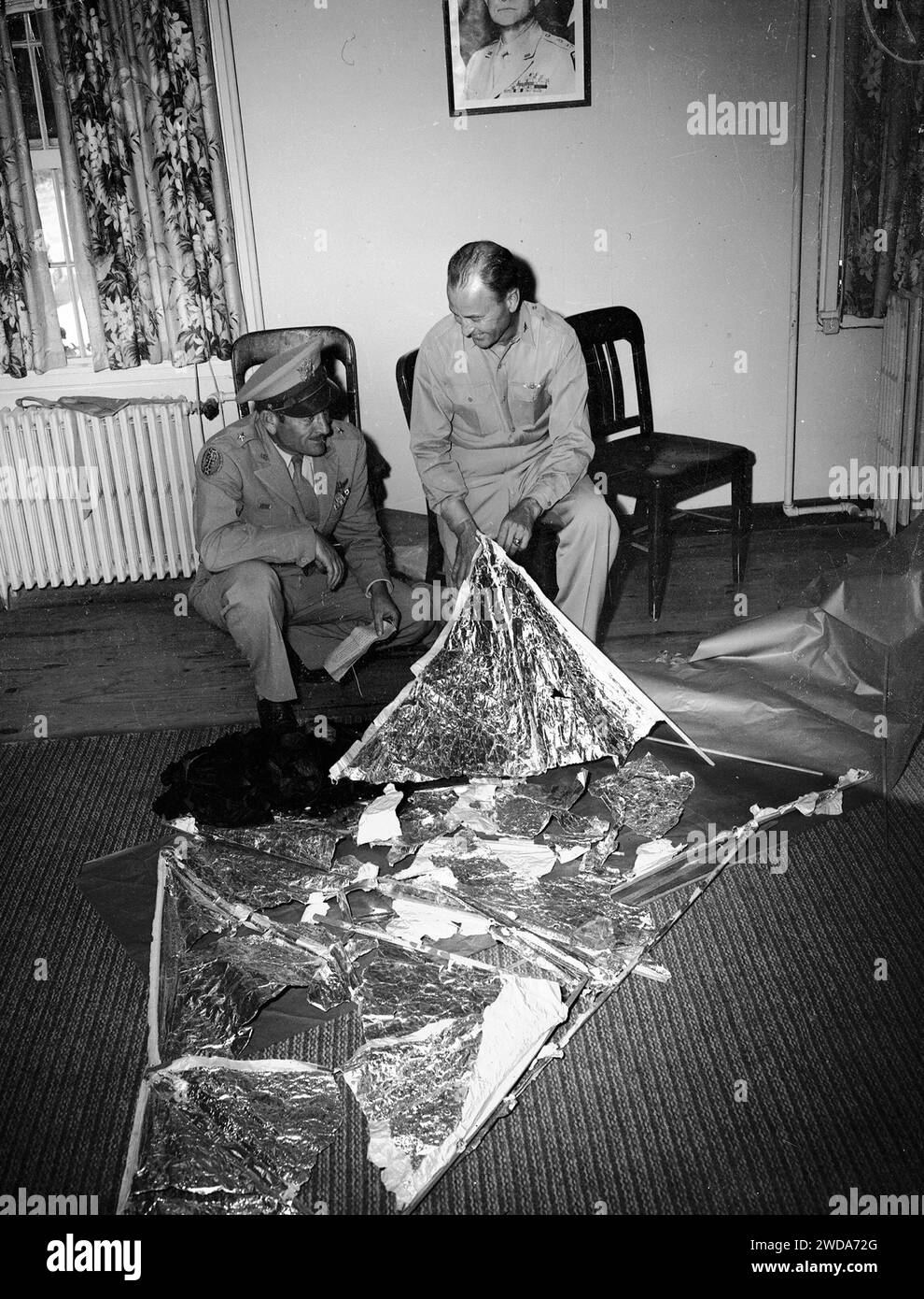 Brigadegeneral Roger Ramey und Colonel Thomas J. DuBose auf dem Fort Worth Army Air Field, auf der Suche nach einem Windvorhersagegerät aus Roswell, New Mexico, 8. Juli 1947. (Dateireferenz Nr. 34580-577THA) Stockfoto