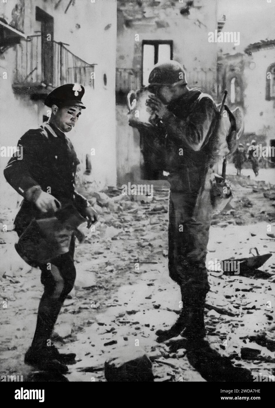 Ein italienischer Polizist gibt einem amerikanischen Soldaten am 29. September 1943 einen Drink in Neapel nach der Landung am Strand von Salerno während der Invasion Italiens im Zweiten Weltkrieg. Stockfoto