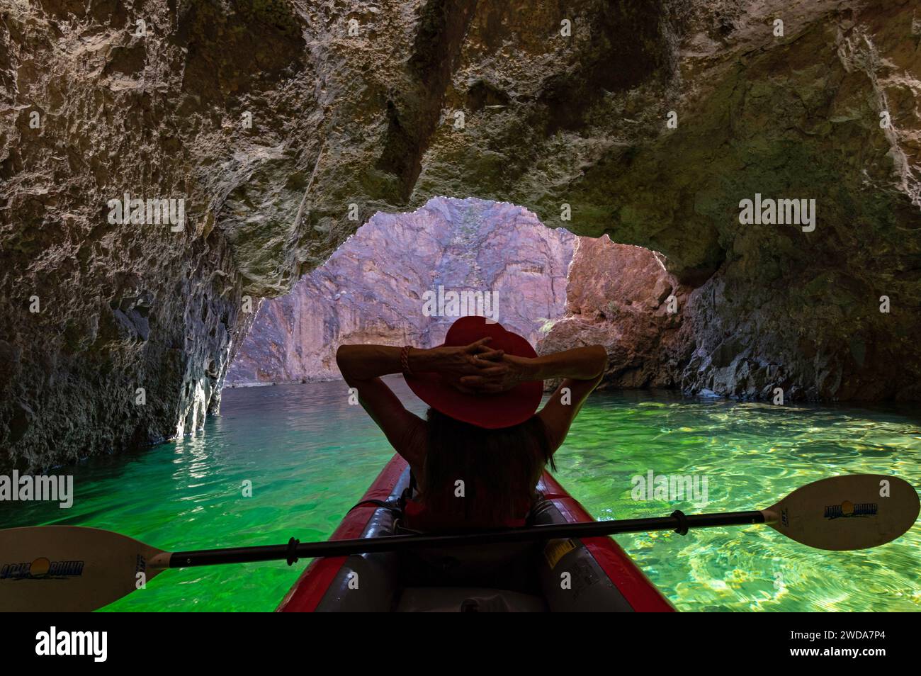 Kajakfahren in der Emerald Cave im Black Canyon, Arizona Stockfoto