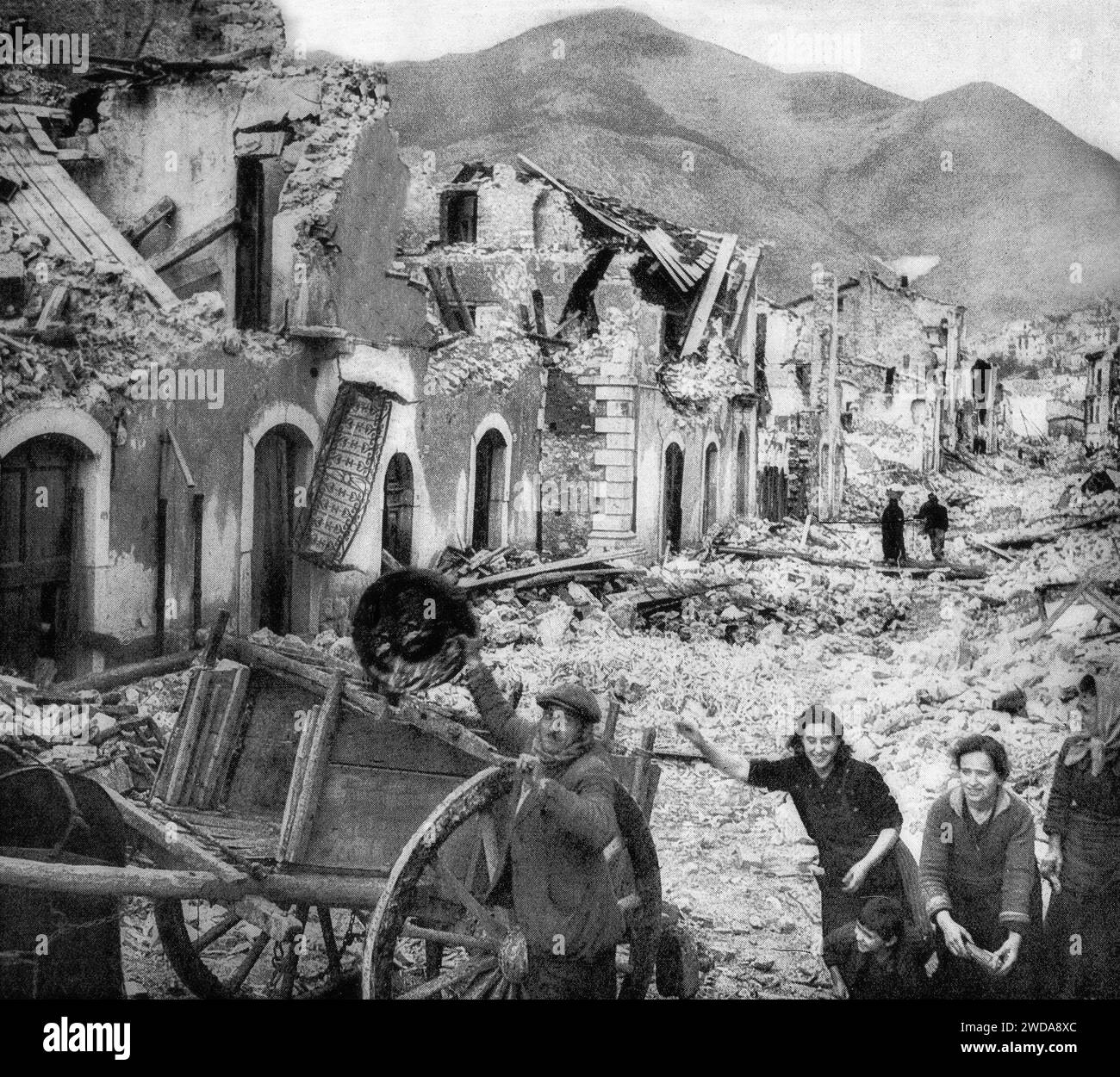 Italienische Zivilisten, die nach heftigen Kämpfen zwischen deutschen Verteidigern und kanadischen Truppen, die sich Ende Dezember 1943 an der Adriaküste nach Pescara kämpften, ihre Besitztümer aus ihren zerstörten Häusern gerettet haben. Stockfoto