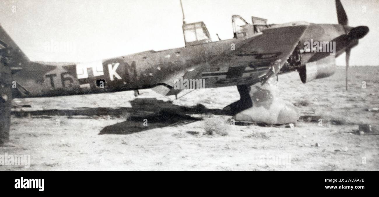 Ein abgestürzter Stuka-Sprungbomber während des Nordafrikanischen Feldzugs um 1940–1942. Stockfoto