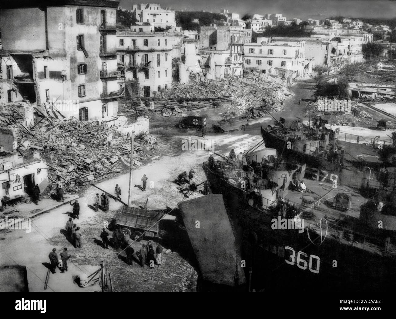 Die alliierten Fortschritte vom Strand in Anzio waren langsamer als erwartet. Die Deutschen starteten weiterhin schwere Angriffe von Langstreckenartillerie und der Luftwaffe. Die Schäden am Hafen während des Zweiten Weltkriegs waren zwar beträchtlich, wie der Innenhafen in Anzio zu sehen ist, aber Ende März 1944 konnten die Alliierten noch Ausrüstung entladen Stockfoto