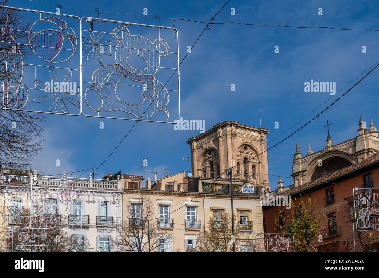 Weihnachtsdekoration auf dem Platz Bib-Rambla in Granada (Spanien) an einem sonnigen Wintermorgen Stockfoto