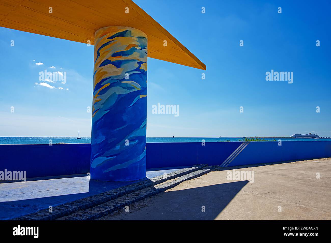 Wunderschöne farbenfrohe Betonkonstruktion für ein Baldachin in der Nähe des blauen Meeres unter einem klaren blauen Himmel Stockfoto
