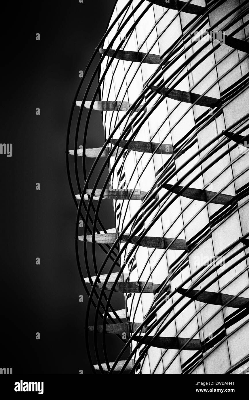 Teilansicht einer Fassadenkonstruktion aus Stahlglas in Schwarz-weiß mit Kontrast von Licht und Schatten Stockfoto