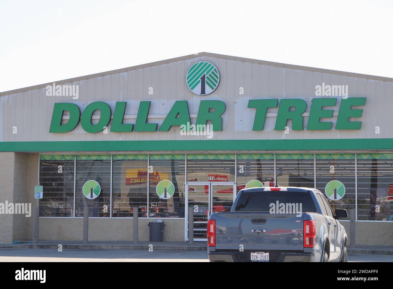 San Antonio, USA. Januar 2024. Außenansicht und Beschilderung eines Dollar Tree Stores in San Antonio, Texas, USA, am 19. Januar 2024. Dollar Tree betreibt über 15.000 Geschäfte in den USA und Kanada. Das Unternehmen betreibt auch Geschäfte unter dem Namen Dollar Bills und Family Dollar. (Foto: Carlos Kosienski/SIPA USA) Credit: SIPA USA/Alamy Live News Stockfoto