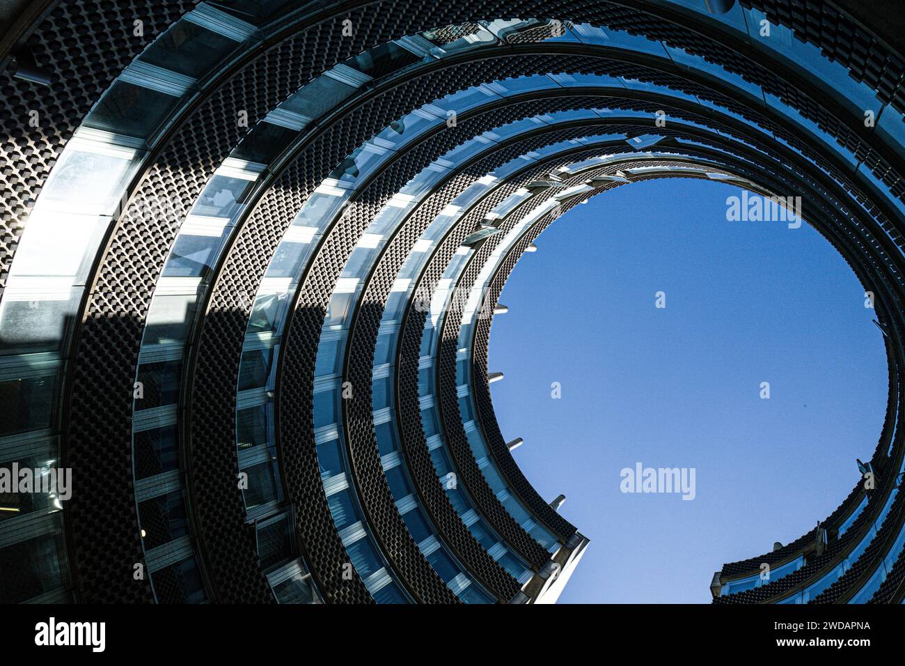 Kreisförmige Architektur in ausgezeichnetem Zustand, von unten betrachtet Stockfoto