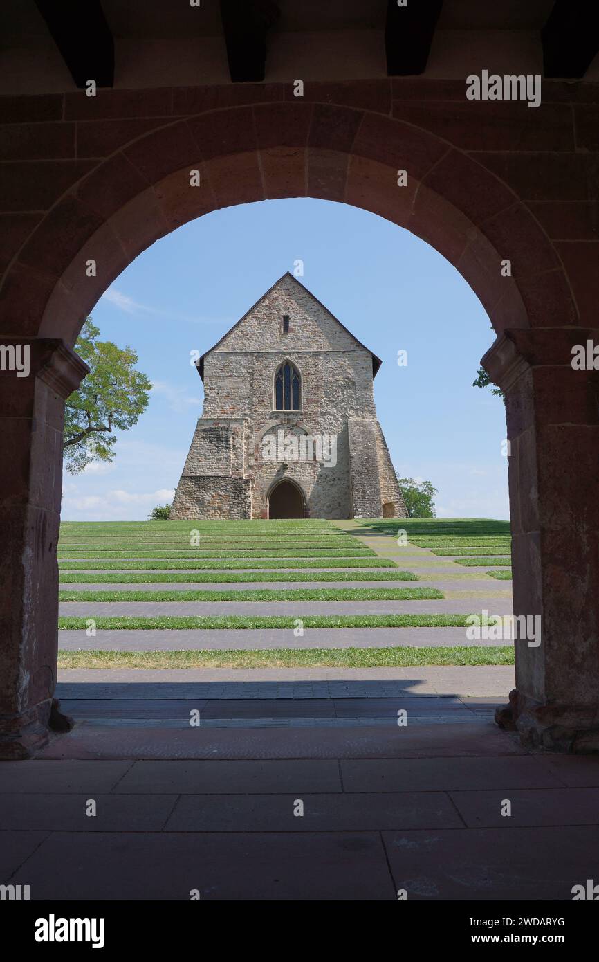 Kloster Lorsch, Hessen, Deutschland. UNESCO-Weltkulturerbe. Die Ruinen der Kirche werden an einem sonnigen Sommertag durch den Torbogen gesehen. Stockfoto