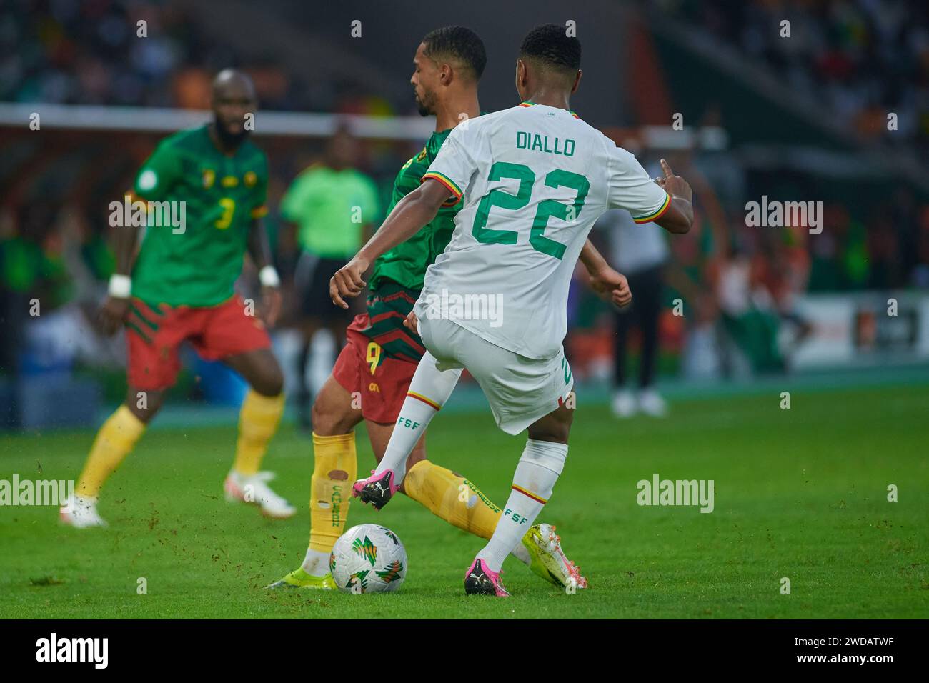 Höhepunkte des Spiels zwischen Senegal und Kamerun beim Afrika-Cup 2023, Abdou Diallo unter Druck von Franck Magri Stockfoto