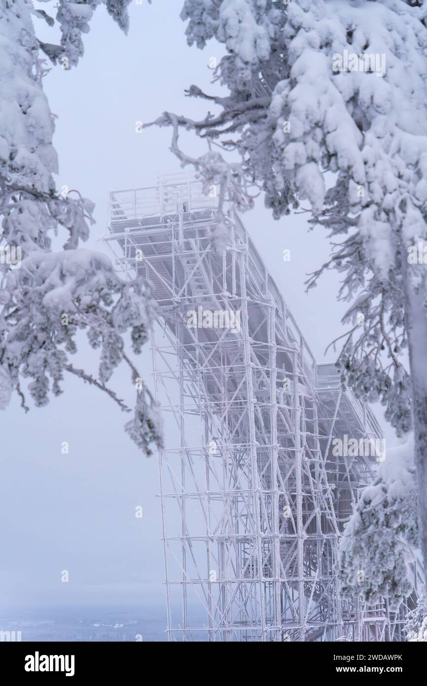 Oben auf der hölzernen gefrorenen Schanze von hinten, eingerahmt von Bäumen in Vuokatti, Finnland. Stockfoto