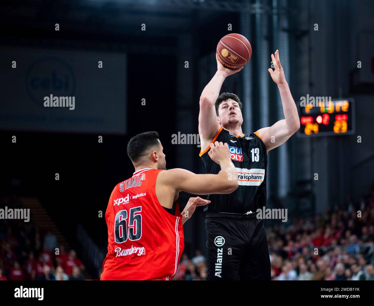 Nicolas Bretzel (ratiopharm Ulm, #13) im Zweikampf mit Filip Stanic (Bamberg Baskets, #65), GER, Baskets Bamberg vs ratiopharm Ulm, easycredit Basketball Bundesliga, 17. Spieltag, Saison 2023/2024, 19.01.2024 Foto: Eibner-Pressefoto/Michael Memmler Stockfoto