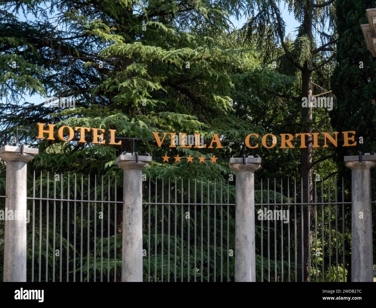 SIRMIONE, ITALIEN - 21. SEPTEMBER 2023: Eingangstüren zum Luxushotel Villa Cortine Palace mit Schild Stockfoto