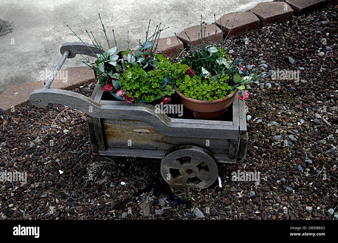 LEWISTON/IDAHO/USA – Blumen in Holzwagen 22. Mai 2014 Stockfoto