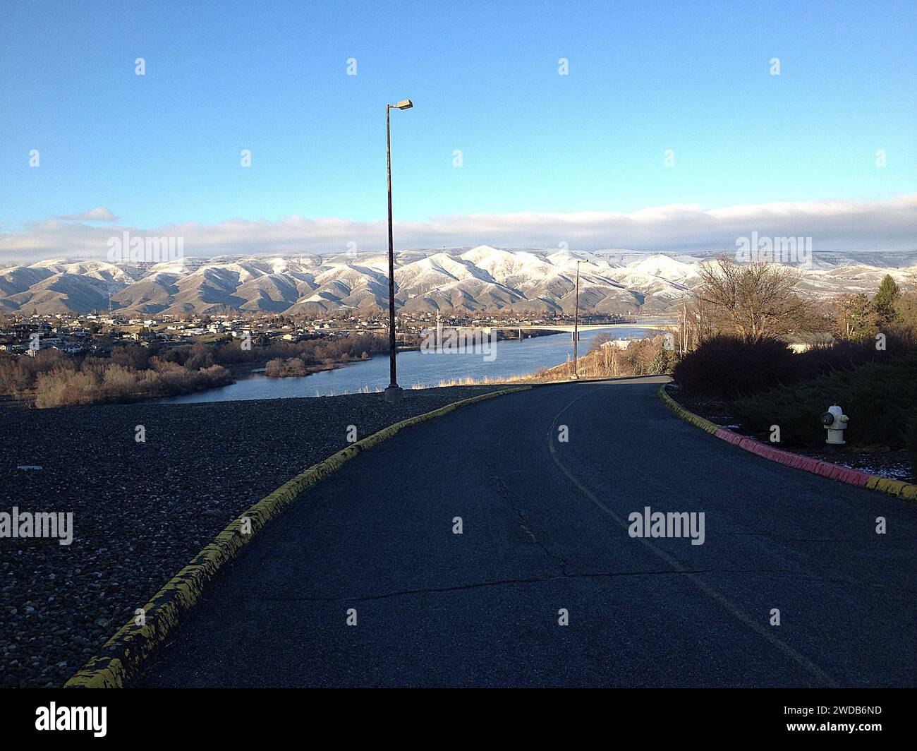 Lewiston /Idaho /USA  31. Dezember 2015   Blick vom Lewiston Valley auf die weißen Clarkston und Lewiston Hills und die weiße Brücke über den Schlangenfluss verbinden Clarkston Washinton mit dem Lewiston Valley State in idaho, usa Stockfoto