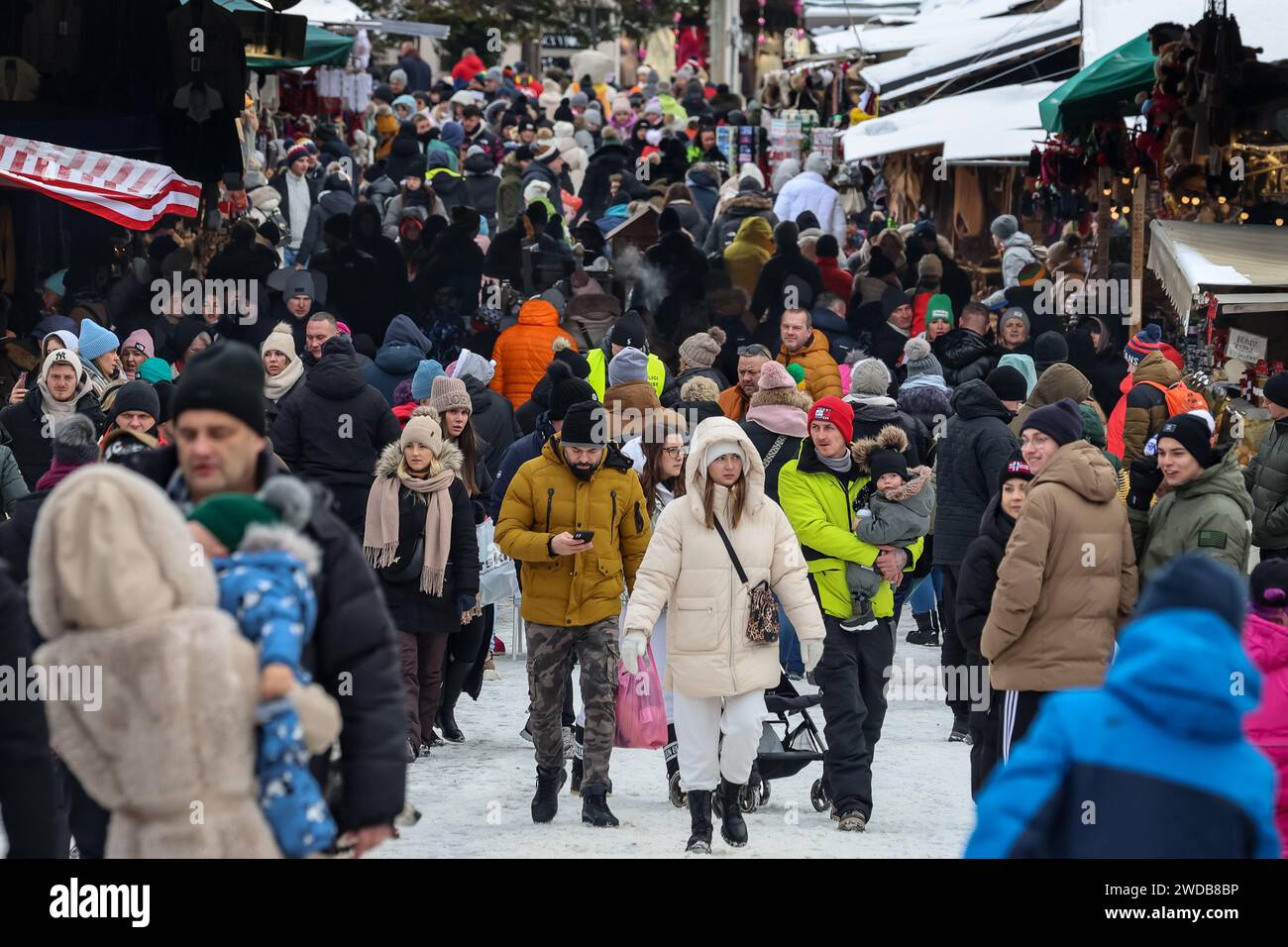 Zakopane, Polen, 19. Januar 2024. Menschenmassen spazieren auf einem offenen Markt am Fuße des Gubalowka Berges im Zentrum von Zakopane, einem beliebten Tatra-Bergurlaubsort. Die Schulhalbzeit begann vor einer Woche in Polen und dauert weitere 5 Wochen im Wechsel. Quelle: Dominika Zarzycka/Alamy Live News Stockfoto