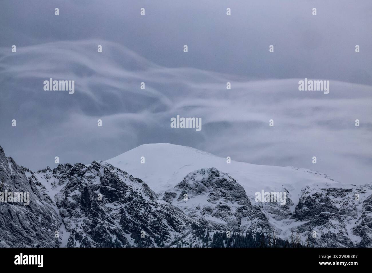 Zakopane, Polen, 19. Januar 2024. Ein malerischer Blick auf die Bergkette mit ungewöhnlicher Wolkenbildung vom Zentrum von Zakopane, einem beliebten Bergurlaubsort Tatra. Die Schulhalbzeit begann vor einer Woche in Polen und dauert weitere 5 Wochen im Wechsel. Quelle: Dominika Zarzycka/Alamy Live News Stockfoto