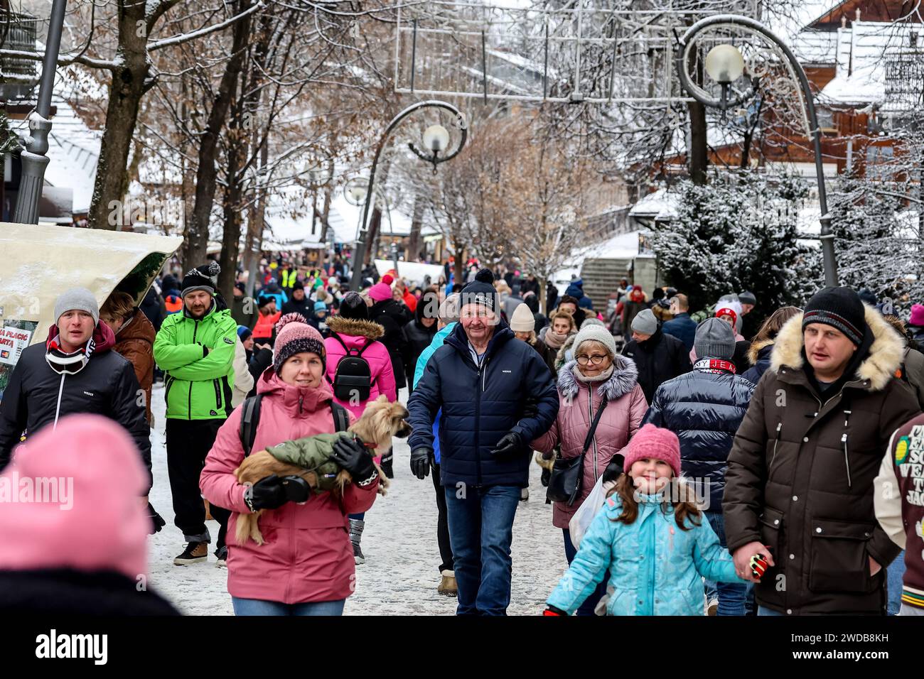 Zakopane, Polen, 19. Januar 2024. Familien spazieren auf einer Krupowki-Straße im Zentrum von Zakopane, einem beliebten Urlaubsort in den Bergen der Tatra. Die Schulhalbzeit begann vor einer Woche in Polen und dauert weitere 5 Wochen im Wechsel. 60 Credit: Dominika Zarzycka/Alamy Live News Stockfoto
