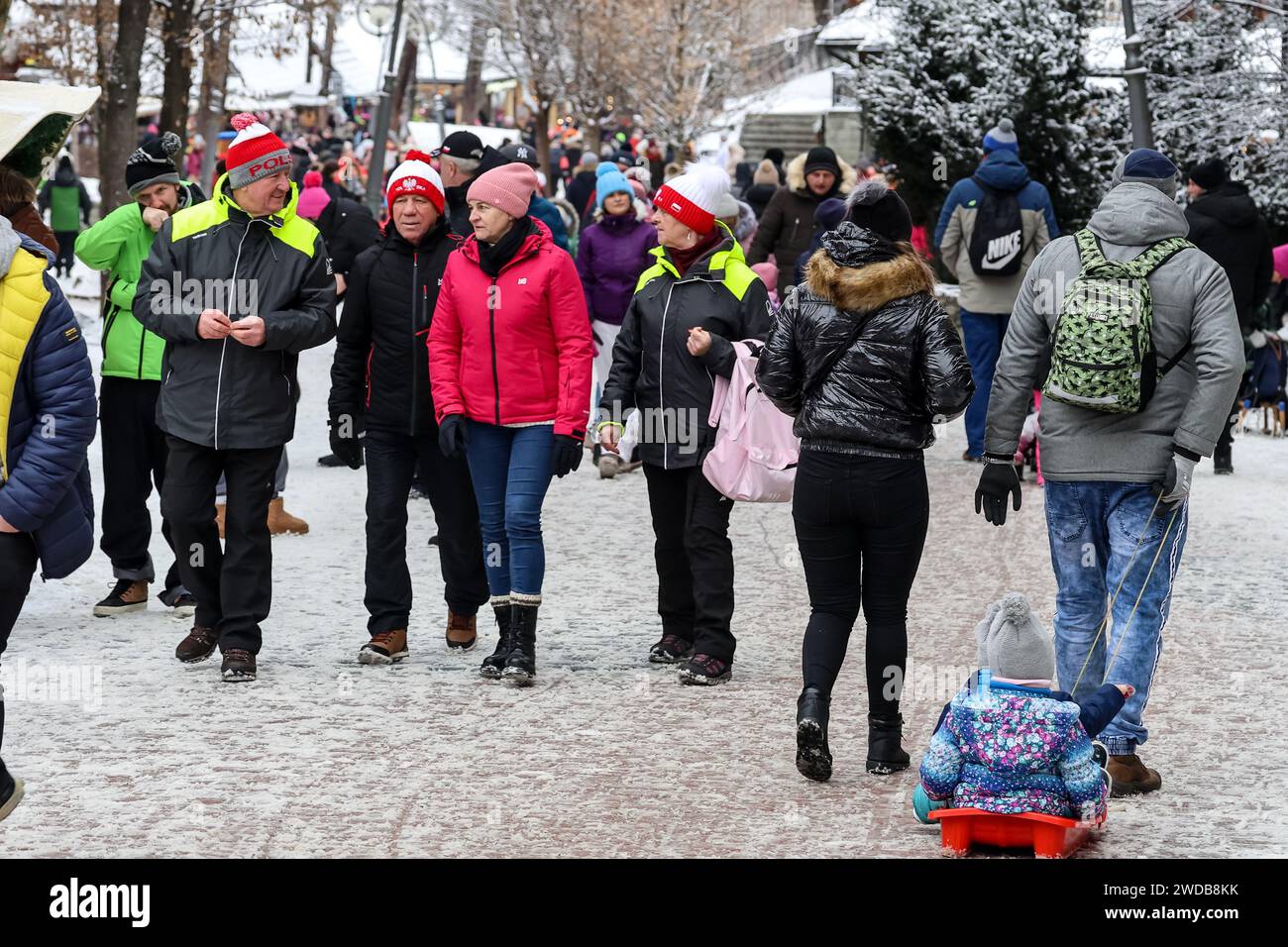 Zakopane, Polen, 19. Januar 2024. Familien spazieren auf einer Krupowki-Straße im Zentrum von Zakopane, einem beliebten Urlaubsort in den Bergen der Tatra. Die Schulhalbzeit begann vor einer Woche in Polen und dauert weitere 5 Wochen im Wechsel. 60 Credit: Dominika Zarzycka/Alamy Live News Stockfoto
