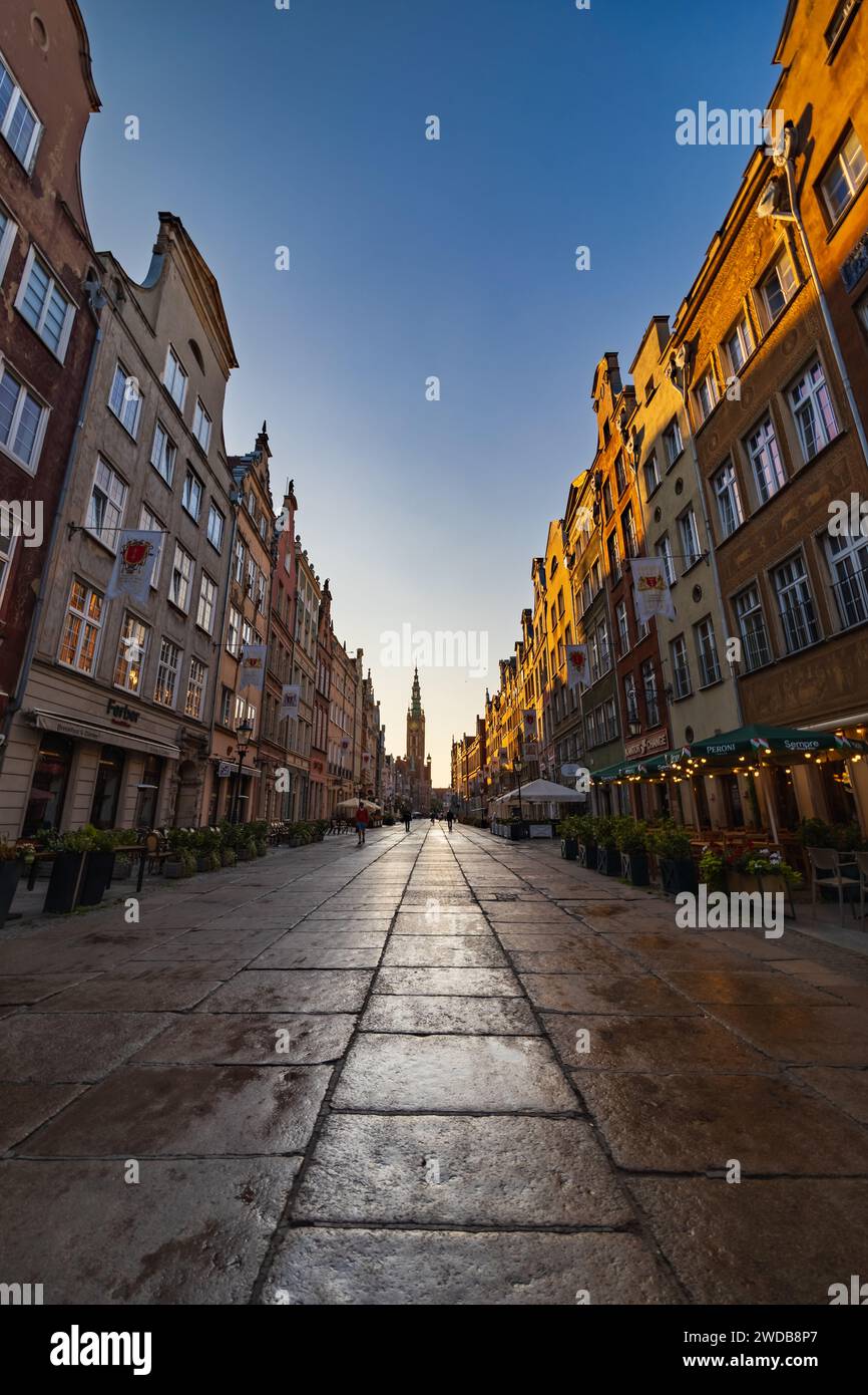 Danzig, Polen - 6. September 2023: Schöne lange und alte Dluga-Straße mit alten Gebäuden auf beiden Seiten und einem schönen und hohen roten Backsteinhaus Stockfoto