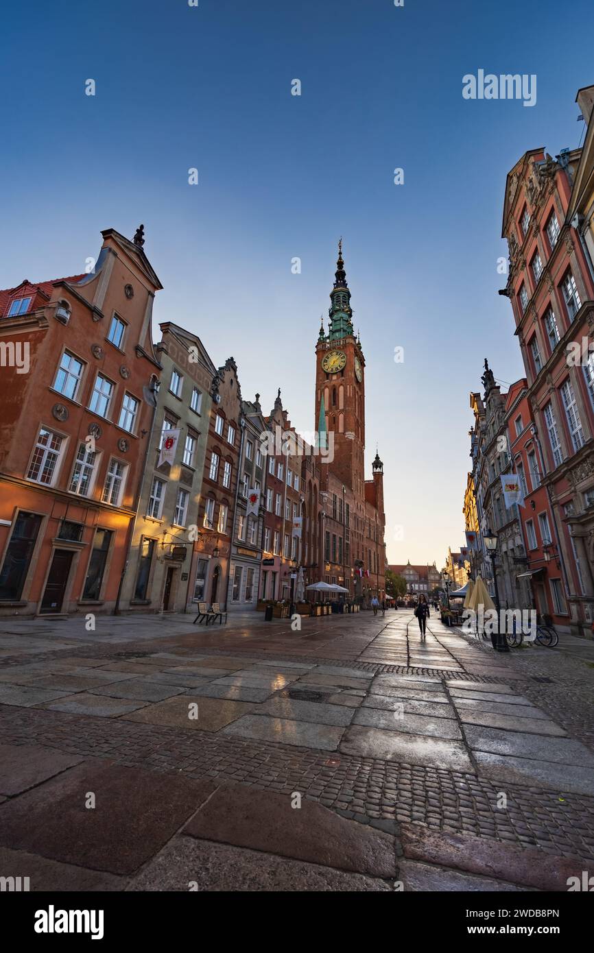 Danzig, Polen - 6. September 2023: Schöne lange und alte Dluga-Straße mit alten Gebäuden auf beiden Seiten und einem schönen und hohen roten Backsteinhaus Stockfoto