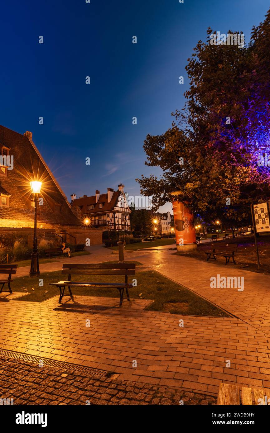 Danzig, Polen - 7. September 2023: Schöner und farbenfroher Hevelius-grüner Platz mit hervorgehobenen Bäumen durch kleine Lampen und mit Wegen mit großen alten Langen Stockfoto