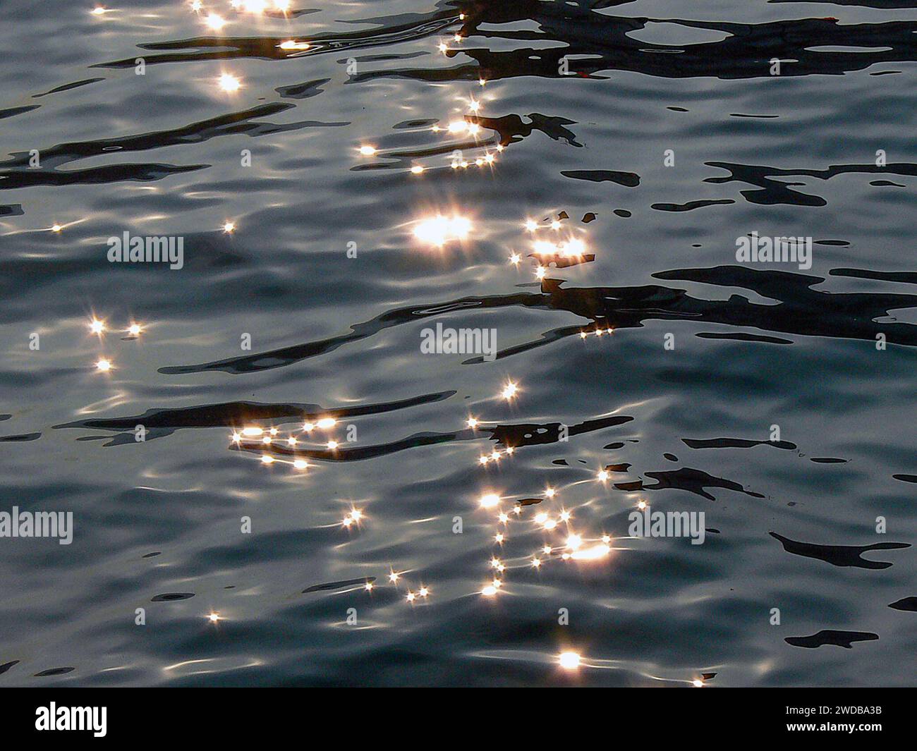 Wasseroberfläche in der Lagune von Venedig mit Lichtreflexionen. Gut geeignet als Hintergrund Stockfoto