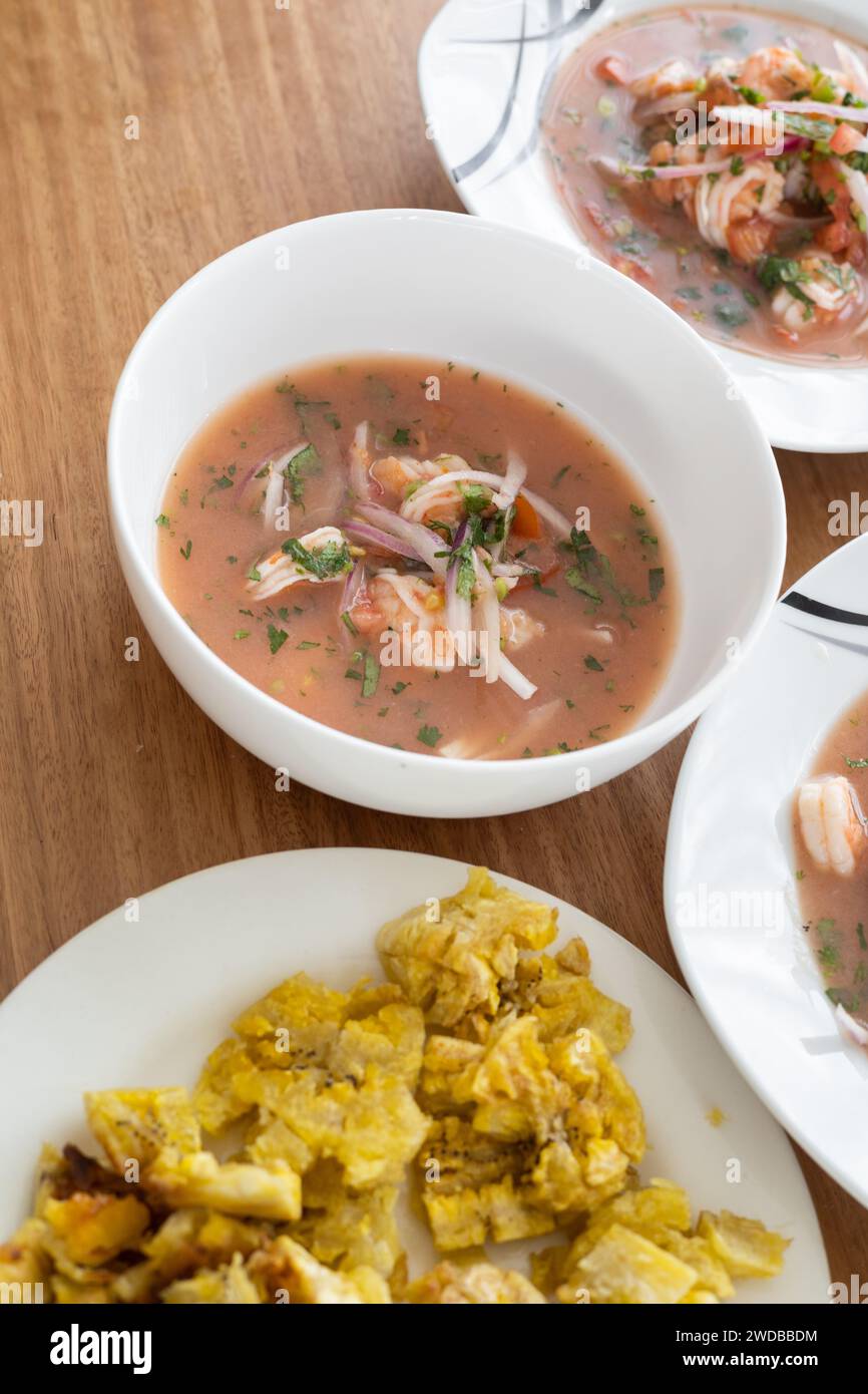 Serviert auf einem Restaurantteller mit Garnelen-Ceviche, traditionellem Essen aus Ecuador, Foto im Studio als Tapete, gesunde Suppe Stockfoto