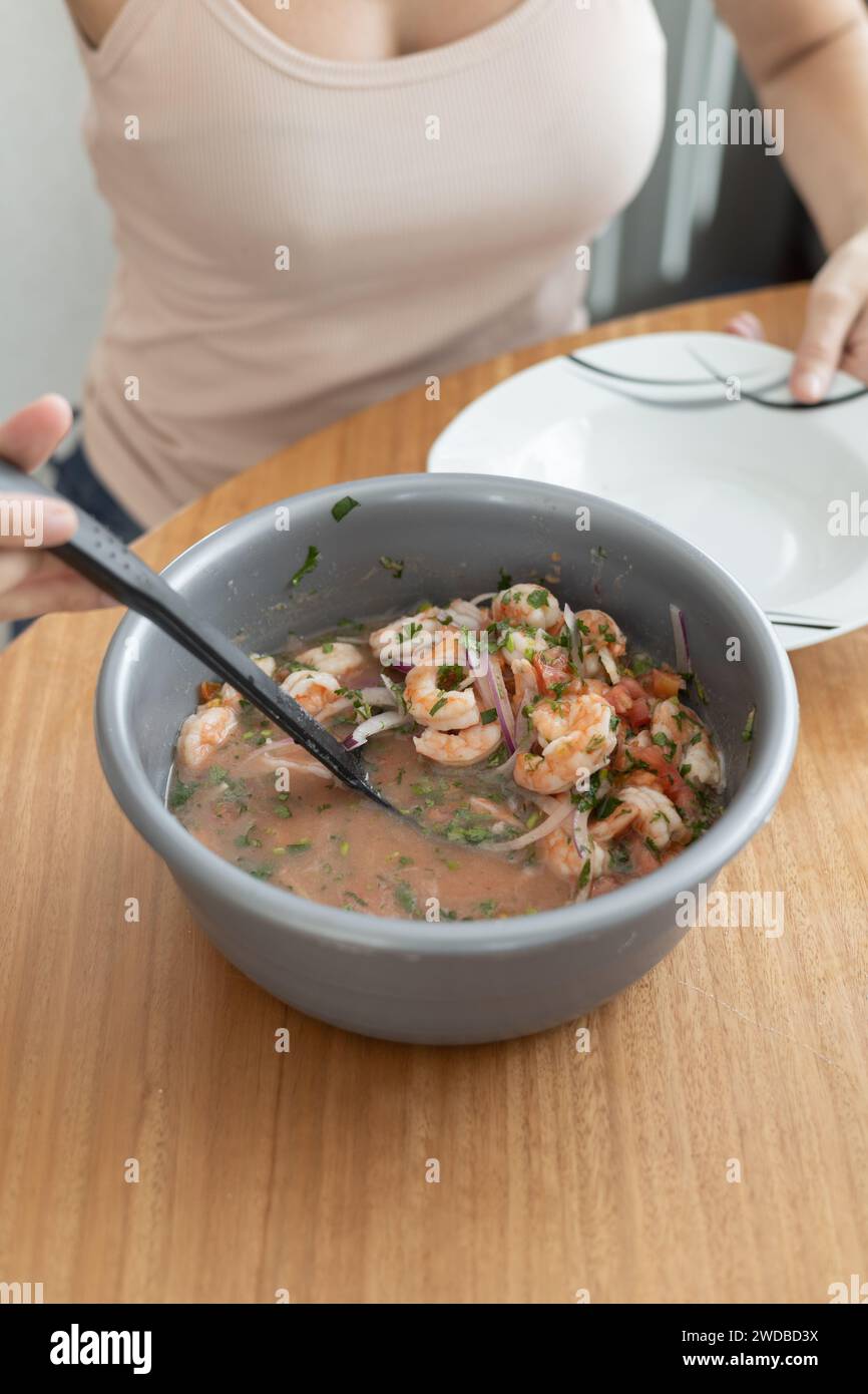 Zubereitung von Speisen in der Küche, gesunde Suppe mit Meeresfrüchten und Gemüse, köstliche Garnelen-Ceviche, Details der Texturen des traditionellen Gerichts Stockfoto