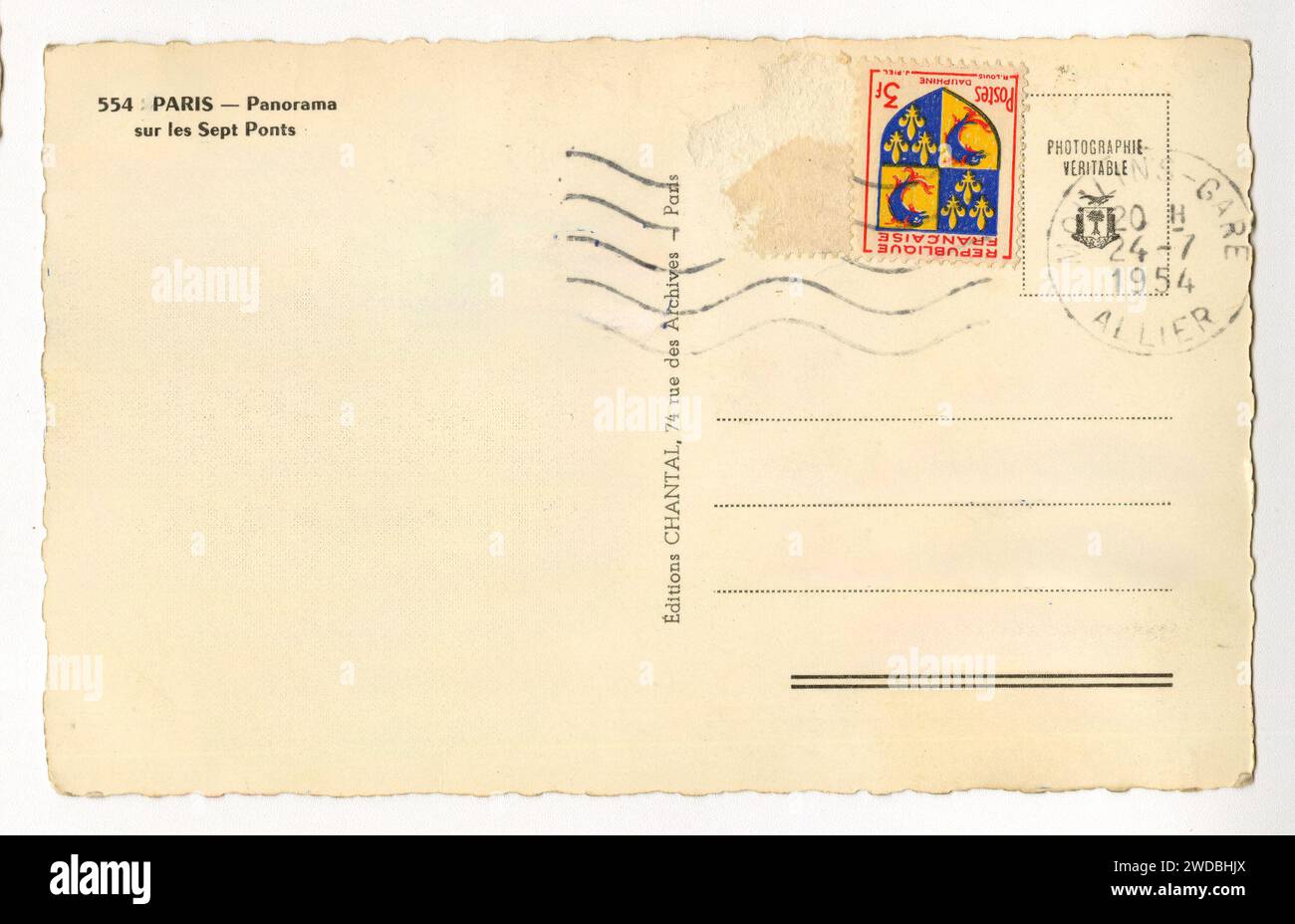 Leere Postkarte mit rotem, gelbem und blauem französischem Stempel und 1954 Stempel vom Gare de Moulins-sur-Allier. Stockfoto