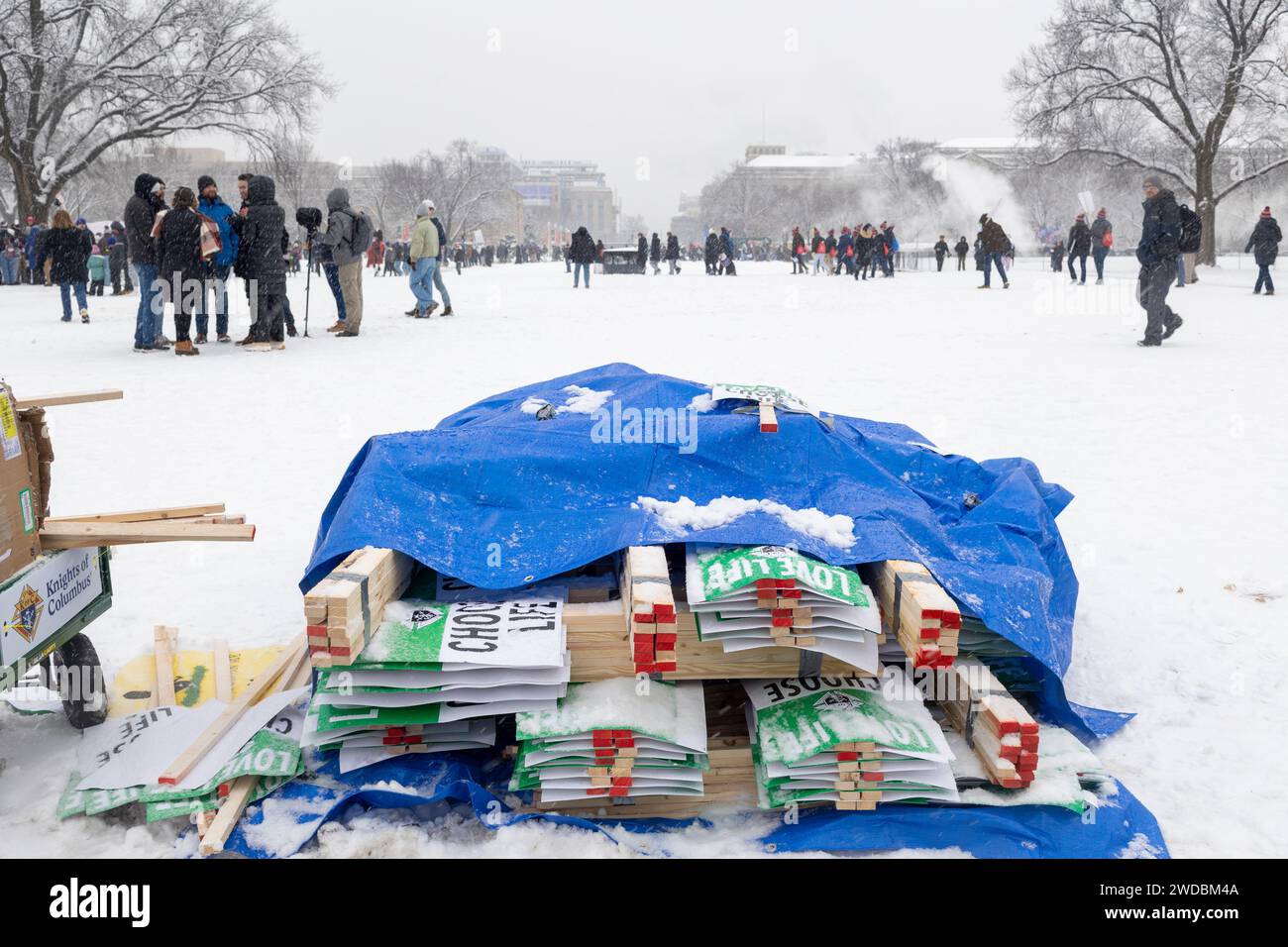 Washington, District of Columbia, USA. Januar 2024. Unbenutzte Protestzeichen auf dem Marsch für das Leben, Freitag, 19. Januar 2024 in Washington. (Kreditbild: © Eric Kayne/ZUMA Press Wire) NUR REDAKTIONELLE VERWENDUNG! Nicht für kommerzielle ZWECKE! Stockfoto