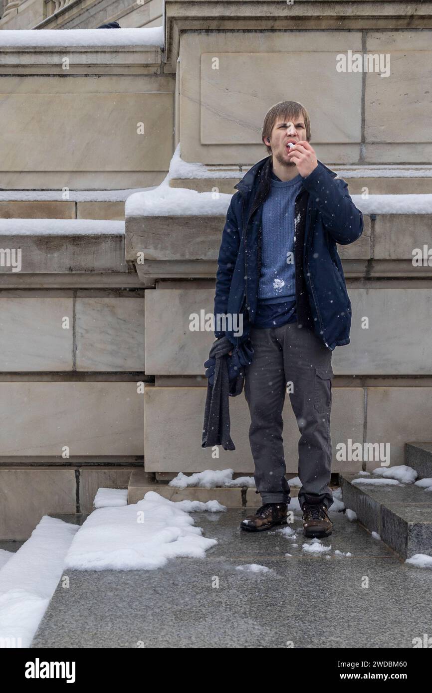 Washington, District of Columbia, USA. Januar 2024. Ein Mann isst einen Schneeball, während der Marsch für das Leben vorbeigeht, Freitag, 19. Januar 2024 in Washington. (Kreditbild: © Eric Kayne/ZUMA Press Wire) NUR REDAKTIONELLE VERWENDUNG! Nicht für kommerzielle ZWECKE! Stockfoto