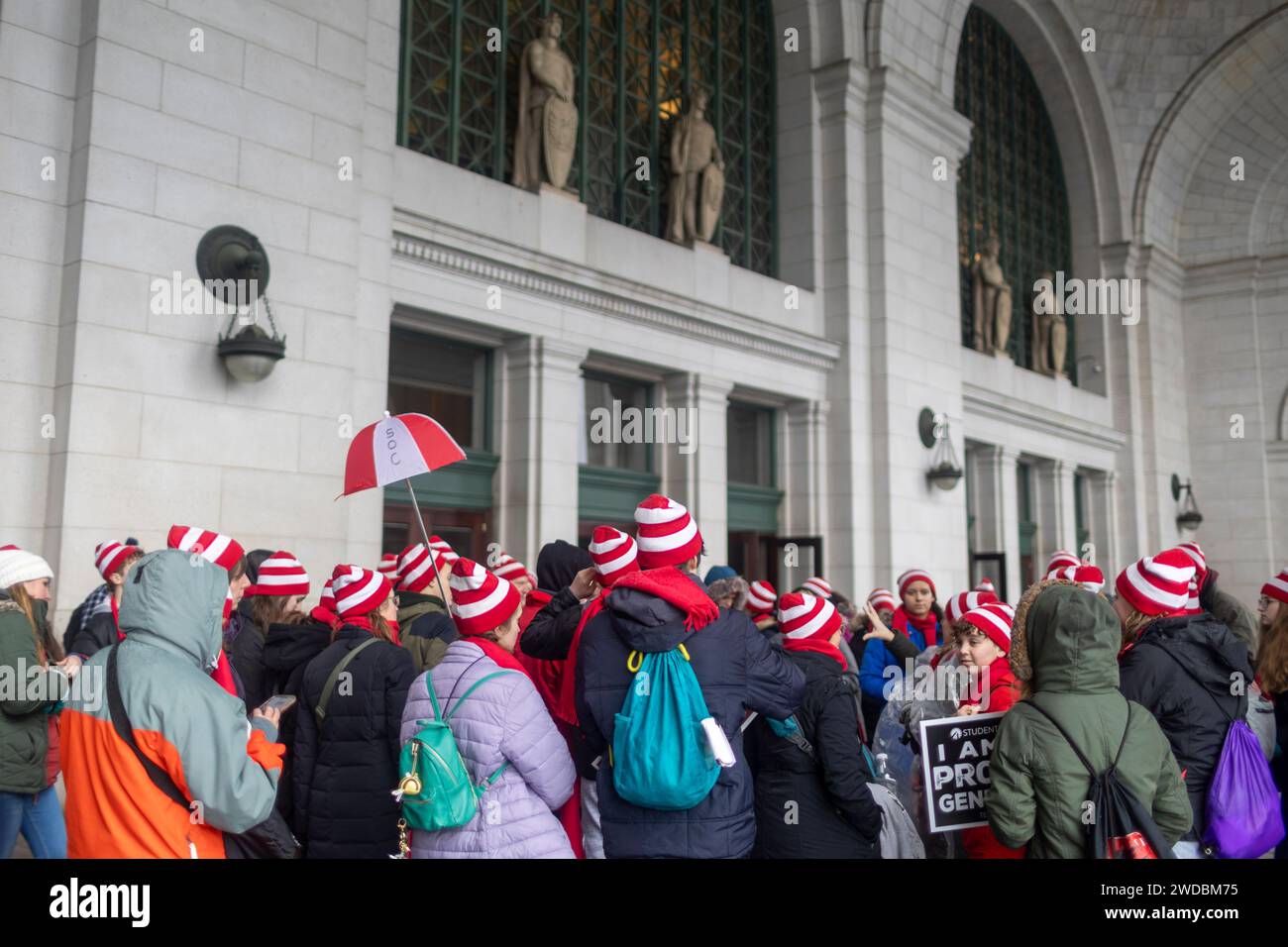 Washington, District of Columbia, USA. Januar 2024. März-Teilnehmer treffen sich in der Union Station nach dem Marsch for Life am Freitag, den 19. Januar 2024 in Washington. (Kreditbild: © Eric Kayne/ZUMA Press Wire) NUR REDAKTIONELLE VERWENDUNG! Nicht für kommerzielle ZWECKE! Stockfoto