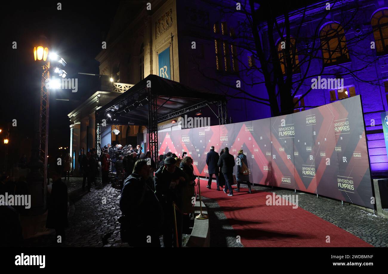 München, Deutschland. Januar 2024. Bayerischer Filmpreis: Der rote Teppich wird vor dem Prinzregententheater ausgerollt, bevor die Siegerehrung stattfindet und die ersten Gäste ankommen. Der Preis wird seit 1979 für herausragende Leistungen vergeben. Quelle: Karl-Josef Hildenbrand/dpa/Alamy Live News Stockfoto