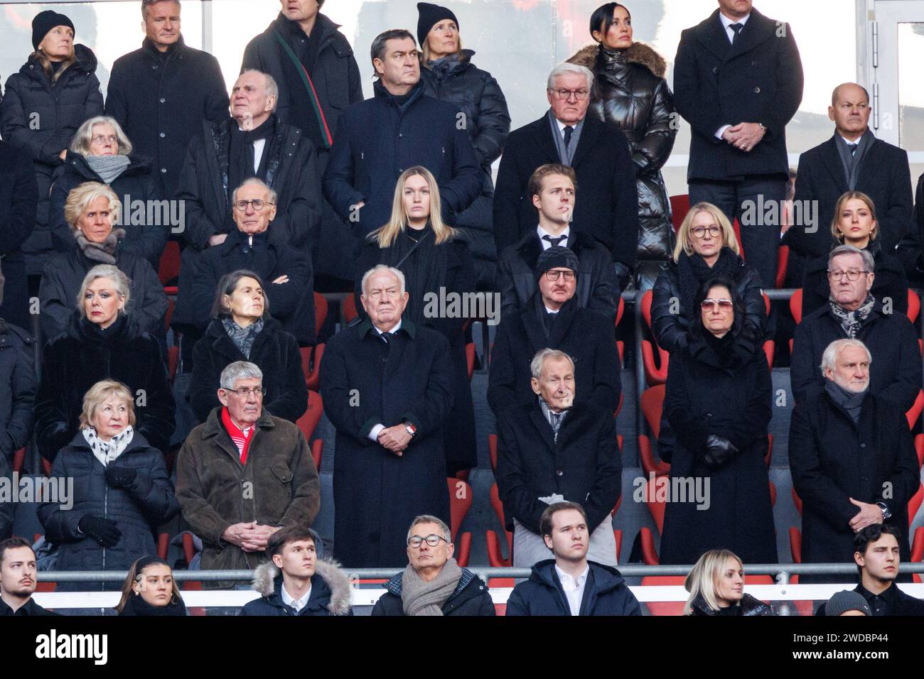 19. Januar 2024, Bayern, München: Fußball: Bundesliga, FC Bayern München Gedenkgottesdienst für Franz Beckenbauer: Joel Beckenbauer, Francesca Beckenbauer und Heidi Beckenbauer stehen auf dem VIP-Stand. Dahinter stehen Susanne Hoeneß, Uli Hoeneß, Mitglied des Aufsichtsrats und Ehrenpräsident des FC Bayern, Markus Söder (CSU), Parteivorsitzender und Ministerpräsident Bayerns, Bundespräsident Frank-Walter Steinmeier Olaf Scholz (SPD), Bundeskanzler. An der Front steht Rudi Völler, deutscher Fußballfunktionär und ehemaliger Spieler und Trainer. Der deutsche Rekordmeister lädt Freunde und Comp ein Stockfoto