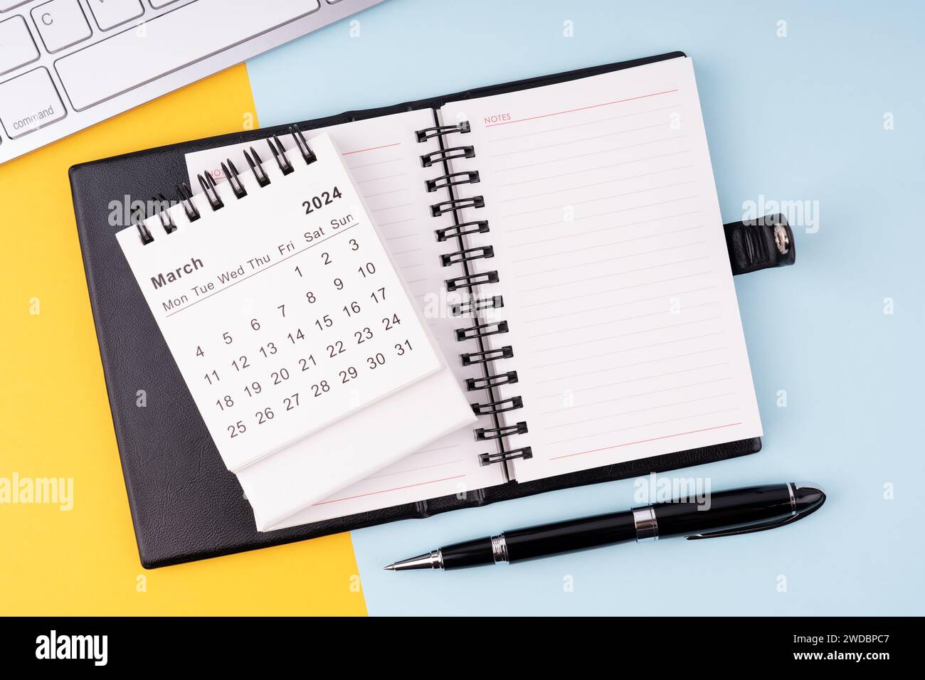 März 2024 Kalender, Notizblock, Stift und Computertastatur Stockfoto