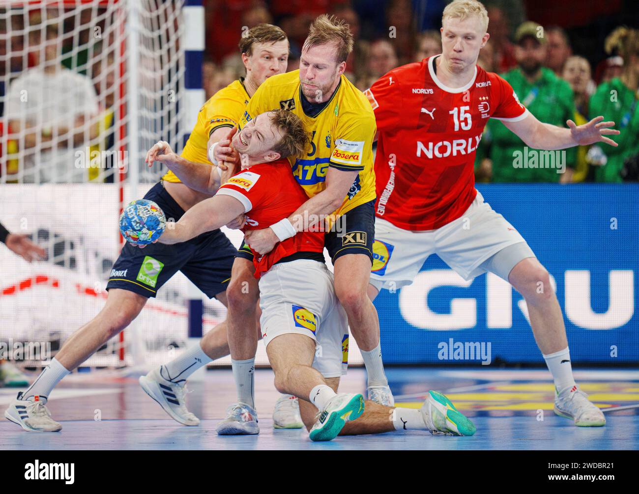 Mathias Gidsel, Dänemark, wird vom schwedischen Albin Lagergren während des EHF-Europameisterspiels zwischen Dänemark und Schweden in der Barclay Arena in Hamburg am Freitag, den 19. Januar 2024 angegriffen. Stockfoto