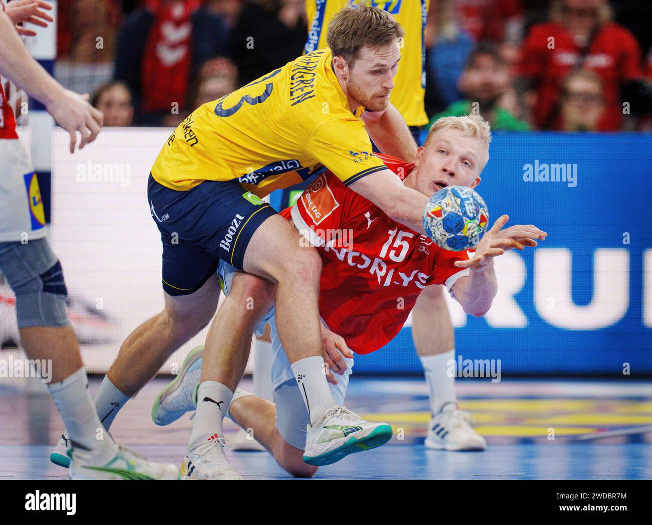 Magnus Saugstrup, Dänemark, wird von Schwedens Albin Lagergren während des EHF-Europameisterspiels zwischen Dänemark und Schweden in der Barclay Arena in Hamburg am Freitag, den 19. Januar 2024 bekämpft. Stockfoto