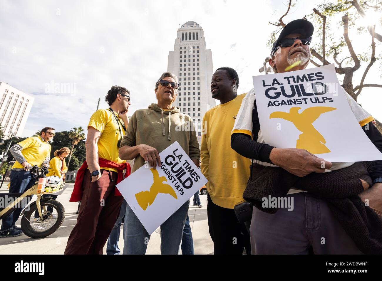 Los Angeles, USA. Januar 2024. Die Redaktion der Zeitung Los Angeles Times inszenierte einen Tagesausflug aus Protest gegen Vertragsverhandlungen. Sie arbeiten seit über einem Jahr ohne Vertrag. 19/2024 Los Angeles, CA., USA (Foto: Ted Soqui/SIPA USA) Credit: SIPA USA/Alamy Live News Stockfoto