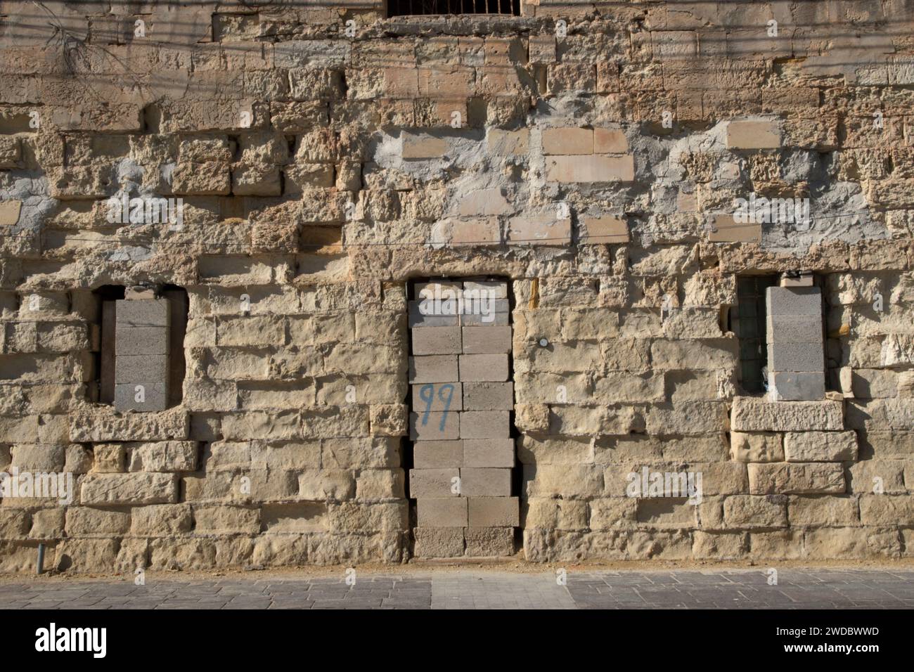 Verlassenes, sehr altes Gebäude in Malta, Häuser und Häuser fallen herunter. Marsaxlokk, Malta, Insel Malta, 2024, 2020er Jahre HOMER SYKES Stockfoto