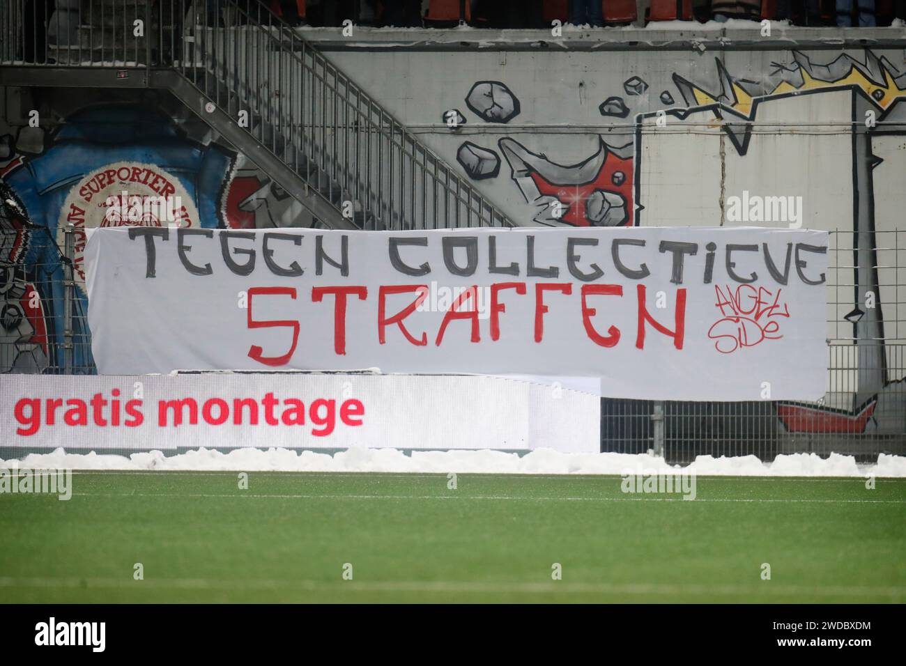 Maastricht, Niederlande. Januar 2024. MAASTRICHT, NIEDERLANDE - 19. JANUAR: Banner der Unterstützer der MVV Maastricht während des Spiels MVV Maastricht zwischen Jong FC Utrecht in de Geusselt am 19. Januar 2024 in Maastricht, Niederlande. (Foto von Orange Pictures) Credit: dpa/Alamy Live News Stockfoto