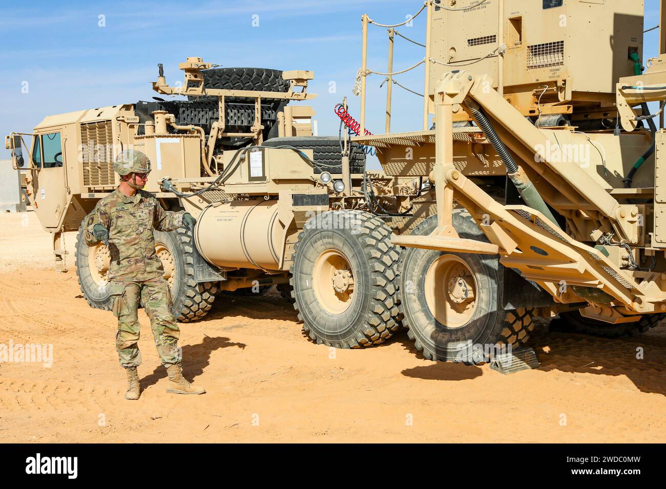 Soldaten der US-Armee des 1. Bataillons, 7. Luftverteidigungsartillerie-Regiment, 108. Luftverteidigungsartillerie-Brigade, untere Ausrüstung Stabilisierungs-Fußplatten für eine Patriot-Startstation an einem unbekannten Ort im CENTCOM-Einsatzgebiet, 30. November 2023. Die Hauptaufgabe der Air Defense Artillery besteht darin, sowohl militärische Kräfte als auch strategisch wichtige geopolitische Vermögenswerte vor potenziellen Bedrohungen durch Luftangriffe, Raketenstarts und aufdringliche Überwachungsaktivitäten zu schützen. Das Patriot-System ist ein wichtiger Bestandteil des integrierten Luft- und Raketenabwehrnetzes, das verteidigt Stockfoto