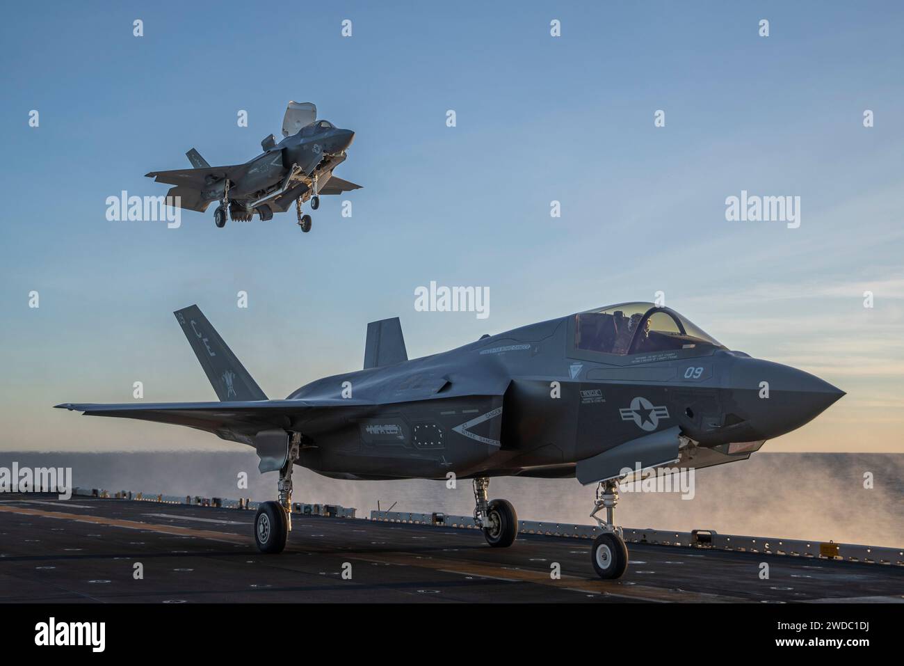 U.S. Marine Corps F-35B Lightning II, die der Marine Fighter Attack Squadron (VMFA) 225, 15. Marine Expeditionary Unit, angeschlossen ist, führen Carrier-Qualifikationen an Bord des amphibischen Angriffsschiffs USS Boxer (LHD 4) im Pazifischen Ozean durch, 11. Januar 2024. Die 15. MEU ist derzeit an Bord der Boxer Amphibious Ready Group, die integrierte Trainings- und Routineoperationen in der 3. US-Flotte durchführt. (Foto des U.S. Marine Corps von CPL. Amelia Kang) Stockfoto